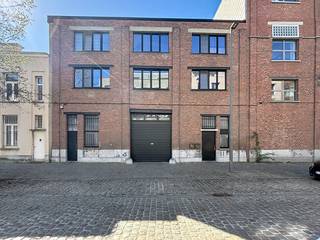 Recent vernieuwd 1-slaapkamer appartement met zonneterras op de 2de verdieping van een oud pakhuis.  Het appartement met loftallures bevindt zich...