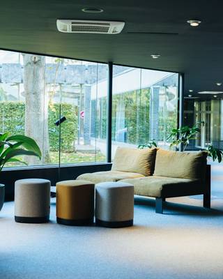 Uitstekend gelegen kantoren/polyvalente ruimtes van 397 m² te huur langs de bedrijvige Terhulpensesteenweg op amper +/- 3 km van de E411. Uiterst vlotte verbinding naar de R0 en luchthaven Zaventem. Goede bereikbaarheid met het openbaar vervoer: station Bosvoorde ligt op 2 min. (450 m wandelafstand). De ruimtes maken deel uit van het volledig gemoderniseerd en uniek gebouw 'Glaverbel Building' met aanwezigheid van o.a. vergaderzalen, receptie, restaurant, carwash, droogkuis, 50 dubbele laadpalen, ... Ook andere oppervlaktes mogelijk. Onmiddellijk beschikbaar. Contacteer PANORAMA voor bijkomende inlichtingen, plannen of een vrijblijvend plaatsbezoek 02 420 00 00.