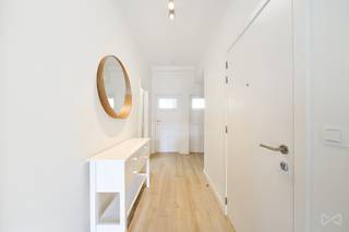 <p>📞 Info &amp; bezoeken: +32 493 16 97 17 — Maxence Renders</p>
<p>🏡 TE HUUR — Etterbeek (1040), Cdt Lothairelaan 42<br />Lichtrijk 2-slaapkamerappartement op de 2e verdieping, 85 m², op een steenworp van metro Pétillon (L5).<br />💶 1.650 €/maand + provisie van 125 €/maand (95 € voor water en gas, 30 € voor de gemeenschappelijke lasten), met jaarlijkse afrekening op het werkelijke verbruik · beschikbaar 01/09</p>
<p>Kleine, familiale mede-eigendom van 3 kavels, verzorgd gebouw. Mooi doorzonappartement, zeer lichtrijk, ruime slaapkamers, achterzijde met zicht op een afgesloten park.</p>
<p>🛋️ Interieur</p>
<ul>
<li>2 zeer ruime slaapkamers (15 m² &amp; 18 m²)</li>
<li>Leefruimte van ± 31 m² open op een volledig uitgeruste keuken</li>
<li>Mooie plafondhoogte (± 2,9 m)</li>
<li>Inloopdouche: grote douche (geen bad), handdoekdroger en wasruimte</li>
<li>Apart toilet + bergruimte</li>
<li>Vinylvloer in parketlook (eenvoudig te onderhouden)</li>
<li>Westelijke oriëntatie: licht tot het einde van de dag</li>
</ul>
<p>⚙️ Comfort</p>
<ul>
<li>Centrale verwarming — gemeenschappelijke gasketel + warmteverdelers (geïndividualiseerd verbruik)</li>
<li>Aparte elektriciteitsmeter (contract op naam van de huurder)</li>
<li>Overal pvc-ramen met dubbel glas en kantelfunctie</li>
<li>Volledig geventileerd gebouw, dubbele filtratie</li>
<li>Waterontharder · brandblussers · verzorgd gebouw</li>
</ul>
<p>📍 Gegeerde wijk in Etterbeek</p>
<ul>
<li>Metro Pétillon op ± 1 min 30 te voet (L5), toegang EU / centrum / ULB</li>
<li>Tram naar station Etterbeek</li>
<li>Achterzijde op schoolpark: absolute rust 's avonds en in het weekend</li>
<li>Carrefour, Daily (traiteur) en scholen in de onmiddellijke omgeving</li>
</ul>
<p>🚗 Opties</p>
<ul>
<li>Kelder en buitenstaanplaats optioneel beschikbaar, te bespreken tijdens het bezoek<br />→ (staanplaats gedoogd door de gemeente, niet contractueel gegarandeerd)</li>
</ul>
<p>👤 Profiel<br />Gezocht: zorgzame huurder met een solvabel dossier. Ideaal voor een koppel, een klein en rustig gezin of een bezadigd persoon. Engelstaligen welkom.</p>
<p>📊 EPC: D+ (164 kWh/m².jaar)</p>