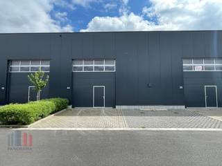 Langs de Schaapbruggestraat in Roeselare bevindt zich deze kwalitatieve nieuwbouwloods, ideaal voor ondernemers die op zoek zijn naar een moderne...