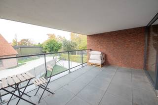 Ruim appartement met ruim terras van 21,5 m² en parkeerplaats te Sint-Eloois-Vijve. <br />Het appartement bevat een ruime leefruimte met open ingerichte keuken (voorzien van inbouwtoestellen), er zijn 3 bergingen/wasplaats aanwezig, 2 slaapkamers, 1 badkamer (met douche en lavabo), toilet apart en een autostaanplaats.<br />Interessant epc: 64 kwh/m²<br /><br />Syndickosten inbegrepen!