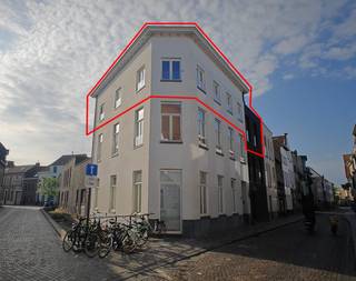 Eerste kijkweekend op 30 en 31 mei 2026. Inschrijven kan via gsm of mail.Dit unieke duplexappartement in centrum Mechelen van 155 m² combineert...