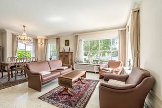 Te koop: halfopen gezinswoning in Harelbeke, met zonnige en grote tuin.  Deze karaktervolle woning uit 1965 biedt een solide basis voor wie op zoek...