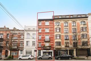 Anderlecht - Vlakbij de Rue Wayez en alle voorzieningen ligt dit aantrekkelijke gebouw voor gemengd gebruik. Het bestaat uit een commerciële...