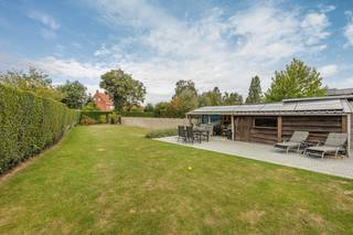 In een rustige straat midden in het dorpscentrum van Westmalle bevindt zich deze charmante vrijstaande dorpswoning met mooie zuidwest georiënteerde tuin. De woning beschikt over 5 slaapkamers en 2 badkamers en kan nog uitgebreid worden. Er is een inpandige garage voorzien, parkeerruimte is er ook voldoende voor de woning. De woning is goed onderhouden en direct bewoonbaar! Maak snel een afspraak voor één van de kijkdagen!<br /><br /><span>Indeling:</span> Gelijkvloers: inkomhal; slaapkamer; woonkamer; eetkamer; keuken; berging; badkamer; garage. Tussenverdiep: traphal; opkamer ingericht als slaapkamer. Verdieping: Polyvalente open ruimte; 2 slaapkamers; apart toilet; badkamer.<br />Tuin: omheinde tuin met terras, gazon en tuinberging.<br /><br />De wettelijke renovatieverplichting is van toepassing; Energielabel E; EPC 479kWh/m²