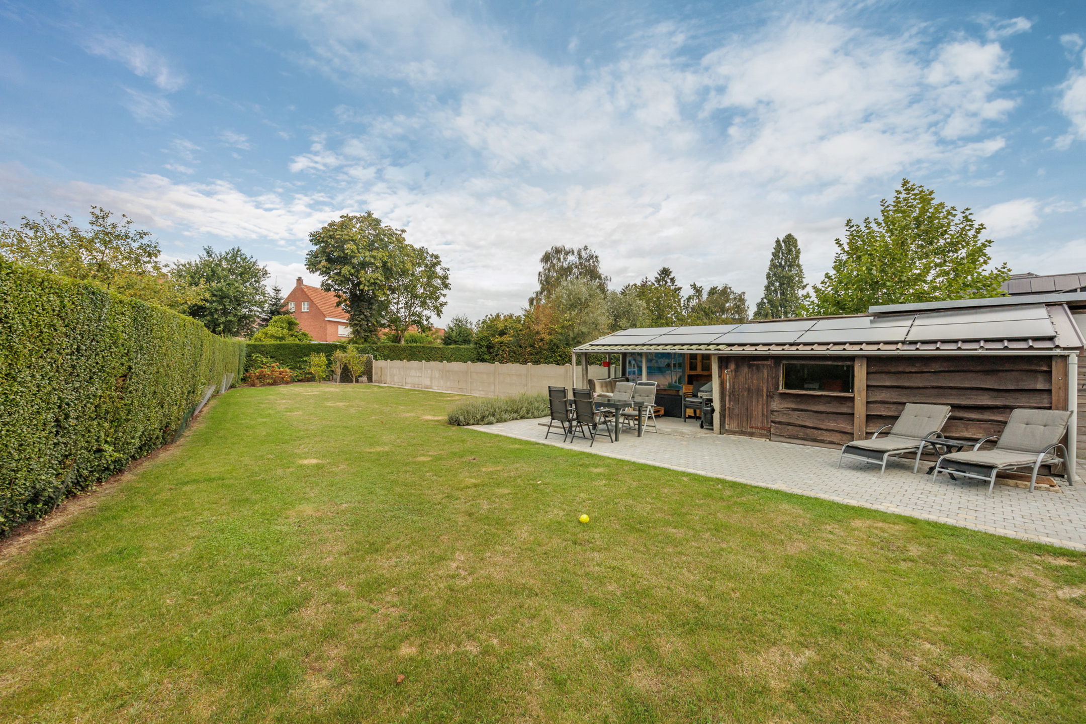Charmante vrijstaande dorpswoning met 5 slaapkamers, 2 badkamers, inpandige garage en mooie tuin op 532m². - foto 3