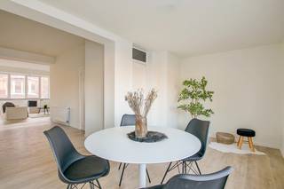 Dit veelzijdige pand combineert een ruime polyvalente ruimte van circa 300 m² met een volledig gerenoveerde triplexwoning van 151 m², waardoor het tal van mogelijkheden biedt voor ondernemers, creatievelingen, zelfstandigen of investeerders.<br /><br />De gelijkvloerse ruimte werd jarenlang gebruikt als professionele opnamestudio en beschikt over indrukwekkende volumes dankzij de royale plafondhoogte. Hierdoor leent deze ruimte zich voor uiteenlopende bestemmingen zoals een atelier, showroom, kantoorruimte, creatieve werkplaats, evenementenruimte, fitnessstudio, opslagruimte of andere professionele activiteiten (onder voorbehoud van de geldende stedenbouwkundige voorschriften).<br />Een grote troef is de dubbele toegang via zowel de Gasthuisveldstraat als de Ijzerstraat, wat zorgt voor een uitstekende bereikbaarheid en een bijzonder praktische circulatie voor klanten, leveranciers of medewerkers.<br /><br />Boven de polyvalente ruimte bevindt zich een smaakvol gerenoveerde triplexwoning met een bewoonbare oppervlakte van 151 m². De woning biedt een comfortabele en praktische indeling, verspreid over drie niveaus, en beschikt over drie volwaardige slaapkamers, een lichtrijke leefruimte, een moderne keuken en badkamer, evenals een aangenaam terras waar u in alle rust kunt genieten. Dankzij de aparte woonfunctie combineert u moeiteloos wonen en werken op één locatie, met alle comfort van een volwaardige gezinswoning terwijl uw professionele activiteit zich letterlijk onder hetzelfde dak bevindt.<br />De ligging vormt zonder twijfel een extra troef. Gelegen nabij het centrum van Mechelen geniet u van een uitstekende bereikbaarheid.<br /><br />Voor meer info en grondplannen, bezoek www.wellimmo.net of contacteer Zaka 0483/57.72.79<br /> 