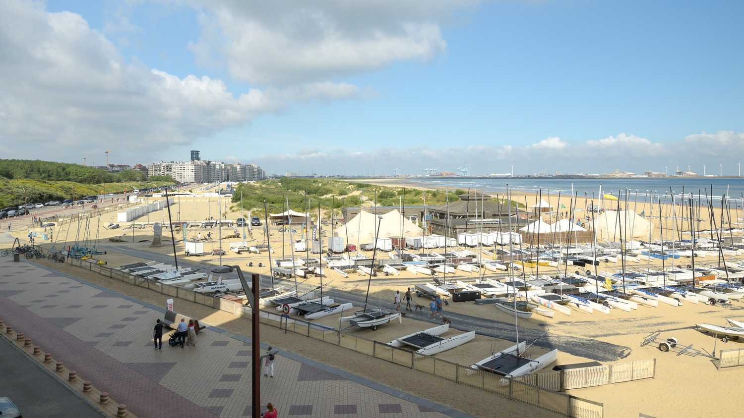 Instapklaar 2-slaapkamerappartement met frontaal zeezicht in een recent gebouw op de zeedijk te Duinbergen. - foto 5