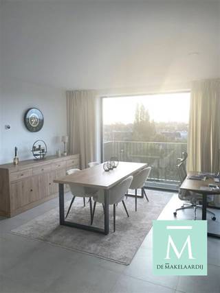 <p><span>Energiezuinig nieuwbouwappartement met 2 slaapkamers en terras met prachtig uitzicht!</span></p><p><span>Ben je op zoek naar een mooi en lichtrijk appartement met vrij uitzicht op het rustige park van de residentie en de stad Lier? Lees dan maar verder!</span></p><p><span>Dit mooi appartement bevindt zich op de vijfde verdieping van het stijlvolle nieuwbouwproject "Fenway Park". De residentie wordt omringd door groen en toch bevindt alles zich op wandelafstand-van de Grote Markt tot winkels, scholen, openbaar vervoer/station Lier, fietsostrade....</span></p><p><span>Bij het binnenkomen in het appartement ervaart U meteen de openheid gekenmerkt door een ruime, zeer lichtrijke leef-en eetruimte. De grote raampartijen zorgen voor een overvloed aan natuurlijk lichtinval waardoor een ruim gevoel gecreeërd wordt. De open, volledig uiteruste keuken is voorzien van alle nodige apparatuur en vormt een harmonieus geheel met de leefruimte. De keuken en leefruimte vormen samen een open uitnodigend geheel dat naadloos aansluit op het gezellig terras waar het heerlijk vertoeven is met als bijkomende troef een prachtig uitzicht op het park en de stad Lier, ideaal om tot rust te komen na zware werkdag! Tevens beschikt het appartement over twee mooie slaapkamers, badkamer (voorzien van wastafel en inloopdouche) apart toilet en praktische berging/wasplaats.Daarnaast is in de ondergrondse parking een autostaanplaats en privatieve kelderberging aanwezig, deze dien je verplicht bij te huren aan 75 euro/maand.Fietsen kan je veilig stallen in de ruime gemeenschappelijke fietsenberging.Het appartement werd volledig geschilderd!</span></p><p><span>Interesse? Wacht zeker niet te lang en contacteer ons (bel 015/20.20.82 of info@demakelaardij.be)</span></p>