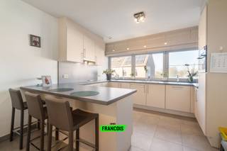 Dit ruim duplex appartement met kantoorruimte is het ideale pand voor wie opzoek is om wonen- en werken te combineren en kan u terugvinden...