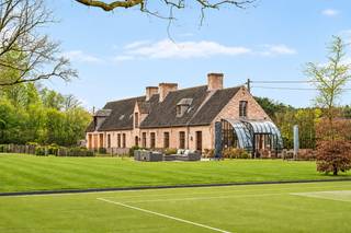 ‘Hof ter Beeldeken’ - Domein ‘Grote Spaandervoorthoeve anno1607’ met oppervlakte van 34.061m² en uitbreiding mogelijk<br /><br />Exclusieve villa aan het Vrieselhof – Future proof gerenoveerd<br /><br />Gelegen op de grens van Schilde en Oelegem, in het verlengde van het prestigieuze kasteeldomein Vrieselhof, bevindt zich deze uitzonderlijke authentieke hoeve op een volledig omheind domein van meer dan 3 hectare. Een zeldzame combinatie van landelijk erfgoed, tijdloze elegantie en eigentijds wooncomfort van het hoogste niveau — perfect gelegen op 3 minuten van centrum Schilde, met vlotte toegang tot de autostrade en alle invalswegen.<br /><br />Totaalrenovatie met oog voor elk detail<br />De hoeve werd volledig gestript en van de grond af heropgebouwd onder architecturale leiding, in de verfijnde stijl van Axel Vervoordt. Uitsluitend kwalitatief hoogstaande materialen kwamen aan bod, terwijl authentieke elementen — prachtige oude houten balken, afgeronde muren, handwerktechnieken — harmonieus werden geïntegreerd in een verfijnde afwerking. Sfeer en karakter gaan naadloos samen met modern comfort.<br />De renovatie werd consequent future proof uitgevoerd: volledig geïsoleerd, uitgerust met geothermie voor verwarming én zwembad, vloerverwarming en passieve koeling, openhaarden met warmterecuperatie, domotica, ledverlichting, tuinberegening. Eiken vloeren, houten ramen met raamklinken in hoorn — elk detail getuigt van een hoogwaardige nieuwbouwvisie met respect voor het authentieke karakter.<br /><br />Leefruimtes van uitzonderlijke klasse<br />Het hart van de woning is de ruime, volledig op maat gemaakte leefkeuken, hyper uitgerust met een La Cornue-fornuis; inductievuur, gasvuur en gasoven en elektrische oven, grill en warmhoudplaat, Miele-stoomoven, microgolfoven en een groot koeleiland met vaatwasser. Verder vinden we volwaardige maatkasten met in dezelfde afwerking doorgetrokken binnenwerk. <br />Aangebouwd bevindt zich een sierlijke smeedijzeren serre met gebogen, geïsoleerd en gewapend glas, die het hele jaar door baadt in natuurlijk licht en een panoramisch uitzicht biedt op de tuin en het omliggende groen.<br />Aanpalend liggen een tv-kamer met open haard en Bose-surroundsysteem voor de gezelligste avonden, en een imposante leefruimte rond een authentieke, 400 jaar oude open haard met afzuigsysteem en warmterecuperatie— tevens te gebruiken als extra eetkamer. Een derde ruime kamer met haard biedt alle vrijheid als atelier, bibliotheek of hobbykamer. <br />Gelijkvloers is er eveneens een gastenkamer met eigen douchekamer. <br />De afgewerkte kelderverdieping herbergt wasplaats, technische ruimte, een polyvalente ruimte voor wijn- of hobbykelder en alle technische installaties.<br /><br />Slaapverdieping<br />De hoofdtrap leidt naar de mastersuite, een comfortabel slaapvertrek, een royale dressing met eiland en een luxueuze badkamer met Dronbracht kraanwerk,met vrijstaand bad, dubbele regendouche, twee lavabo's en toilet. <br />Verder een stijlvolle slaapkamer met eigen douchekamer, lavabo en toilet. <br /><br />Een tweede trap geeft toegang tot twee ruime slaapkamers met ingebouwde kasten en bureelhoek, een badkamer met ligbad en dubbele lavabo, en een apart toilet. <br />De volledige bovenverdieping is doorloopbaar en afsluitbaar te compartimenteren. <br />De slaapkamers en de keuken zijn voorzien van airconditioning.<br /><br />Een grote bijruimte met drie openslaande houten deuren naar de privatieve tuin doet momenteel dienst als bergruimte. Als uitzonderlijke troef is hier reeds een voorbereid voor een binnenzwembad 9 X 4met wellness aanwezig: de zwembadkuip ligt klaar onder de eenvoudig te verwijderen vloer, zodat de mogelijkheden reëel en uiterst toegankelijk zijn.<br /><br />Buitenleven & bijzondere troeven<br />Het domein overtuigt evenzeer buiten de muren met meer dan 1 ha aangelegde parktuin met eenvoudig onderhoud en wandelpaden voorzien van kastanje houten omheining en 10 toegangspoorten.<br />De tuin is volledig omheind en voorzien van, volgens lichtstudie, geplaatste led-tuinverlichting van Royal Botania.<br />Een schitterend overloopbuitenzwembad in mozaïek van 12.5m X 5m met weggewerkt roldek, een tennisveld en prachtig aangelegde groenpartijen en terrassen in blauwe steen maken van dit eigendom een ware vakantiebestemming op eigen terrein. <br />Een aangelegd bosgedeelte op het perceel garandeert absolute privacy en een intens natuurgevoel.<br />Paardenliefhebbers worden hier bijzonder verwend: de woning beschikt over een paardenlocatie nabij de villa en een verder op het domein plaats met directe toegang tot de omliggende ruiterpaden.<br />Het domein is een perfecte uitvalsbasis voor ruiters. Het uitgebreide netwerk van wandel-, fiets- en paardenroutes begint letterlijk aan de deur.<br /><br />6 Parkeerplaatsen op eigen terrein met laadfunctie (380v) voor elektrische wagens.<br /><br />Uniek in zijn soort<br />Deze exclusieve hoeve is een harmonieuze mix van ambachtelijke perfectie, technologische innovatie en tijdloze elegantie op een uitzonderlijk domein van meer dan 30.000 m² eigen grond en op 5 minuten van Schilde<br /><br />Een eigendom waar rust, ruimte en verfijnd comfort samenvloeien in een omgeving van zeldzame schoonheid.<br /><br />Buitengewone kenmerken<br />- Totale energetische Future Proof renovatie <br />- High End detailafwerking en materialen: Eiken Parket Corvelyn, Bourgondische dal, Marmer, Blauwe steen<br />- Geothermie Brio Therm; vloerverwarming en passieve koeling<br />- Automatische tuinberegening<br />- Omheind<br />- Volledig instapklaar<br />- Prachtig domein<br />- Volledige rust en privacy<br />- Paarden, pony's of geitjes aan huis<br />- Paardenwandelroute en fietsroutes starten voor de deur<br />- Volledige bereikbaarheid: 5 min. van Schilde centrum<br />- Vlotte verbinding naar alle invalswegen en de autostrade.