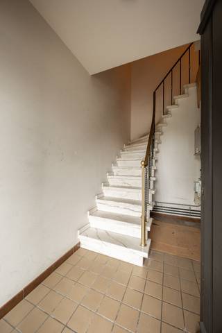 Ruim duplex appartement te koop ingericht als kangoeroewoning (2 appartementen) eventueel!<br /><br />Troeven:<br />- 163m² netto woonoppervlakte<br />- Terras van 45m²<br />- Ingericht als twee appartementen (1 op eerste verdiep en 1 op tweede verdiep)<br />- 2 autostaanplaatsen <br />- Klein complex van slechts 2 appartementen<br />- EPC label B (152) + label C (200)<br /><br />Dit duplexappartement op een perceel van 4a73ca werd in 2002 omgebouwd met vergunning tot één appartement.<br /><br />Via de trappenhal is er toegang tot een appartement op het eerste, alsook op het tweede verdiep.<br />Eerste verdiep: Ruime leefruimte, aparte keuken, twee slaapkamers, badkamer met bad en douche, apart toilet, ruim terras van 45m².<br />Tweede verdiep: Open leefruimte met keuken, één ruime slaapkamer, badkamer met bad en toilet.<br /><br />Het appartement op het eerste en tweede verdiep wordt als geheel verkocht, gezien het vergund is als 1 appartement. Het geeft mogelijkheden tot kangoeroewoning, zorgwoning, grote bureauruimte of hobbyruimte extra.<br /><br />Dit geheel is samen met een gelijkvloers appartement afzonderlijk te koop. Hierdoor zijn er maximaal slechts twee eigenaars wat het een zeer kleinschalig project maakt.<br /><br />Heeft u interesse? Contacteer ons op 011 64 55 00 of info@vastgoedfransen.be.