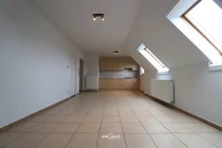 Bent u op zoek naar een instapklaar appartement met twee slaapkamers én een gezellig terras, gelegen nabij het centrum van Moerzeke? <br />Lees en kijk dan snel even verder!<br /><br />Dit appartement is rustig gelegen, nabij het centrum van Moerzeke. Scholen, winkels en het openbaar vervoer zijn vlakbij. Dit appartement is zonet opnieuw geschilderd én heeft een gunstige EPC-waarde met label B. <br /><br />Indeling:<br />inkomhal met vestiaire mogelijkheid. Lichtrijke leefruimte met open keuken. De keuken is geïnstalleerd met kasten en toestellen. Ruime berging met aansluiting voor het wasmachine en de droogkast. Badkamer met ligbad, lavabomeubel en toilet. Twee slaapkamers met aansluitend een terras aan de achterzijde van het gebouw.<br /><br />Er zijn geen gemeenschappelijke kosten van toepassing. <br />Dit appartement is onmiddellijk beschikbaar.