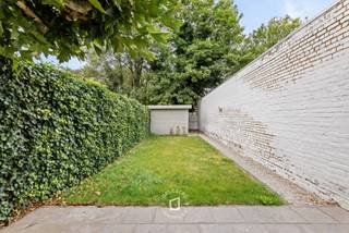 Ontdek deze verrassend ruime en volledig gerenoveerde herenwoning aan de rand van de stad. Dankzij de centrale ligging combineert u hier de voordelen van het bruisende stadsleven met een uitstekende bereikbaarheid. De woning werd met respect voor de authentieke elementen vernieuwd, waardoor ze vandaag 100% instapklaar is. Originele vloeren, hoge plafonds en sierlijke details zorgen voor karakter en identiteit. 
Indeling:• Gelijkvloers: inkomhal, lichtrijke leefruimte, gastentoilet en ingerichte keuken met eetruimte en berging (onder gelijkvloers).  Vanuit de keuken heeft u rechtstreeks toegang tot de gezellige stadstuin met terras en tuinberging, een oase van rust in het hart van de stad. • 1e verdieping: ruime slaapkamer en ingerichte badkamer. • 2e verdieping: 2 ruime slaapkamers, waarvan één met extra bergruimte. • Zolder: ingericht als 4e slaapkamer en uitgerust met 2e badkamer. TROEVEN: 
• Authentieke charme gecombineerd met hedendaags comfort.
• Volledig instapklaar. ELEK. CONFORM TOT 2036.
• Rustige stadstuin met terras en berging.
• Gunstige EPC-score, CV AARDGAS MET RECENTE KETEL.
Een unieke kans voor wie op zoek is naar een stijlvolle stadswoning met eigenheid, ruimte en modern comfort.
