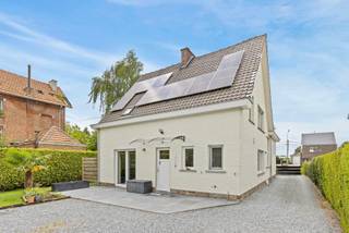 ALTRO VEND:
Située dans le charmant Nevele, cette maison de caractère marie espace, fonctionnalité et potentiel. À côté de l’habitation principale (rénovée en 2011) se trouve une annexe totalement autonome d’environ 80 m² avec entrée séparée, toilette, cuisine et arrivée d’eau prévue pour une douche – parfaite comme atelier, cabinet, studio de Pilates ou logement indépendant. Un garage attenant complète l’ensemble.

Au rez-de-chaussée, un bureau spacieux (ou 4e chambre), une toilette séparée pour accueillir vos clients en toute discrétion, ainsi qu’un séjour lumineux avec cuisine ouverte. Une cave fraîche avec espace de rangement et une buanderie bien positionnée assurent le confort au quotidien. À l’étage : trois grandes chambres, une salle de bain soignée et un débarras adjacent prêt à être aménagé. Un grenier complète les possibilités d’extension.

Confort énergétique avec isolation des murs creux, 20 panneaux solaires, citerne d’eau de pluie (5000L), forage, système d’évacuation séparé. Chauffage au mazout, raccordement au gaz déjà en place.

Le jardin de 1279 m² offre soleil du matin et du soir grâce à la forme du terrain.

Envie de visiter cette perle rare? Appelez Karen – 0456 12 69 14 ou écrivez à Karen@altro-vastgoed.be

