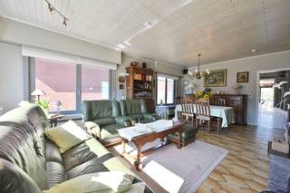 <p><span>Deze tijdloze en bijzonder goed onderhouden woning combineert ruimte, licht en comfort met een zeer gunstige EPC-score. De woning beschikt over grote, aangename leefruimtes en geniet dankzij de vele ramen van een overvloed aan natuurlijke lichtinval. De verzorgde afwerking en uitstekende staat maken dit een woning waar u zonder grote zorgen meteen van kunt genieten.</span></p><p><span> </span></p><p><span>Een absolute troef is de grote, mooie en rustig gelegen tuin, die volop mogelijkheden biedt om te ontspannen, te genieten met familie en vrienden of simpelweg tot rust te komen in een groene omgeving.</span></p><p><span>Ook de ligging is bijzonder interessant. De woning bevindt zich in een rustige zijstraat van de Leuvensesteenweg, waardoor u geniet van de nodige rust en privacy, terwijl u toch vlakbij een uitgebreid aanbod aan winkels, supermarkten en grootwarenhuizen woont. Ook Kampenhout-Sas is vlot bereikbaar.</span></p><p><span>Dankzij de centrale ligging bevindt de woning zich bovendien mooi tussen Leuven en Mechelen, met een goede verbinding richting Brussel. Een ideale combinatie van rustig wonen, ruimte en groen, zonder in te boeten aan bereikbaarheid en voorzieningen.</span></p><p><span> </span></p><p><span>Op het gelijkvloers bevinden zich de inkomhal, woonkamer, keuken, badkamer, bureel, berging en slaapkamer.</span></p><p><span>Op de eerste verdieping heeft men 2 mooie slaapkamers, een ruime hal, alsook een opbergzolder.</span></p><p><span>Achteraan de woning is er dan nog de veranda waar het heerlijk vertoeven is en men kan genieten van het zicht op de mooie tuin.</span></p><p><span> </span></p><p><span>Een ruime, lichtrijke en tijdloze woning met een zeer gunstig EPC, een prachtige tuin en een bijzonder gunstige ligging — een eigendom met alles in huis om er jarenlang met plezier te wonen.<br /><br /></span></p><p><span>Extra troeven:</span></p><ul><li><span>Verzorgde woning</span></li><li><span>Veel lichtinval</span></li><li><span>Zonnepanelen</span></li><li><span>Mooi verzorgde tuin</span></li><li><span>Vlotte verbinding richting Brussel, Leuven, Mechelen</span></li><li><span>Vlakbij allerhande winkels en grootwarenhuizen</span></li><li><span>Grote vrijstaande garage</span></li><li><span>Zeer gunstig EPC score B</span></li></ul><p><span> </span></p><p><span>Contacteer Dupont Vastgoed (Sonja Van Meeuwen, BIV 514142) op het nummer 0495/52 00 99 om een bezoek in te plannen.</span></p><p><span> </span></p>