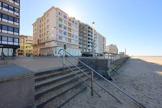 À quelques pas de la digue et de la plage, cet appartement T2 entièrement rénové se trouve au deuxième étage d'un petit immeuble. Son...