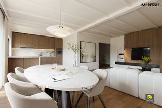 <p><span>Licht en praktisch 2-slaapkamerappartement met terras en garage te Mortsel</span></p><p><span>Gelegen op een centrale en goed bereikbare locatie in Mortsel, bevindt zich dit aangenaam appartement met twee slaapkamers, twee terrassen en een ruime leefruimte. Dankzij de doordachte indeling, veel natuurlijk licht en praktische voorzieningen vormt dit appartement een ideale woonst voor wie op zoek is naar comfort en rust in een levendige omgeving.</span></p><p><span> </span></p><p><span>Indeling</span></p><p><span>Inkomhal, leefruimte &amp; keuken</span></p><p><span>Bij het betreden van het appartement komt u terecht in een inkomhal met ingemaakte vestiairekast  handig voor jassen, schoenen en extra opbergruimte. De leefruimte aan de voorzijde is bijzonder licht dankzij het grote schuifraam. De ruimte is voorzien van airconditioning voor optimaal comfort tijdens warme zomerdagen. Aansluitend ligt een balkon.</span></p><p><span>De aparte keuken biedt voldoende kastruimte en werd bovendien aangevuld met een handige bergruimte met aansluiting voor wasmachine en droogkast.</span></p><p><span> </span></p><p><span>Slaapkamers &amp; badkamer</span></p><p><span>Via de nachthal bereikt u twee volwaardige slaapkamers, beide rustig gelegen aan de achterzijde van het appartement. Eén van de kamers biedt toegang tot een leuke terras dat zich over de volledige breedte van het appartement strekt!</span></p><p><span>Verder is er een apart toilet en een verzorgde badkamer met douche en lavabomeubel.</span></p><p><span> </span></p><p><span>Garage</span></p><p><span>Een ondergrondse garagebox kan mee aangekocht worden aan 24.500 euro.</span></p><p><span> </span></p><p><span>Extra troeven</span></p><p><span>- Centrale ligging in Mortsel</span></p><p><span>- Leefruimte met airconditioning</span></p><p><span>- Aparte keuken met extra bergruimte</span></p><p><span>- Optionele ondergrondse garagebox (24.500)</span></p><p><span>- Gunstige EPC B score</span></p><p><span>- 88 m² cfr. EPC</span></p><p><span>- Individuele HR verwarmingsketel </span></p><p><span>- Ideale indeling voor starters, koppels of investeerders</span></p><p><span> </span></p><p><span>Dit appartement combineert een praktische indeling met een uitstekende ligging en comfortabele leefruimtes. Plan vandaag nog uw bezoek en ontdek de mogelijkheden van dit aangename appartement in Mortsel.</span></p>