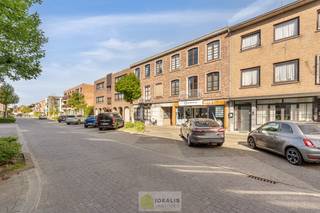<strong>IDEALIS VASTGOED – RUIM APPARTEMENT MET TERRAS VAN CA.35M² EN PRIVATIEVE GARAGE IN HARTJE LOMMEL! Dit ruime appartement met een netto bewoonbare oppervlakte van ca.101m² bevindt zich op de 1<sup>e</sup> verdieping. Het appartement is vlot bereikbaar via de trappenzaal. Een naar eigen smaak op te frissen, goed ingedeeld en lichtrijk appartement met 2 slaapkamers, ruim terras en privatieve garage met sectionale poort! Zeker het bezoeken waard!!<br /><br />LIGGING: </strong><br />Dit appartement is gelegen in het hart van Lommel doch op een rustige aangename locatie, op wandelafstand van al de mogelijke faciliteiten zoals supermarkten, horeca, boetieks, bioscoop,.. Vanwege deze centrumlocatie te Lommel zijn omliggende gemeenten als Pelt, Mol en Geel zeer vlot bereikbaar, alsook de Nederlandse grens.<br /><br /><strong>INDELING: </strong><br /><strong>GEMEENSCHAPPELIJK:<br />Inkom:</strong><br />- Gemeenschappelijke inkom met trappenzaal –<br /><br /><strong>PRIVATIEF<br />Kelderverdieping:</strong><br />- Ruime kelderberging van ca.15m² behorende tot het appartement -<br />- Zeer makkelijk toegankelijke privatieve garagebox met sectionale poort -<br /><br /><strong>Appartement 1<sup>e</sup> Verdieping: </strong><br />– Inkomhal/nachthal met vestiaire – ruime woonkamer met veel lichtinval en aansluitend een aangename keuken voorzien van alle comfort – wasplaats/berging met voorziening voor wasmachine en droogkast – apart toilet – badkamer voorzien van bad en dubbele lavabo – Slaapkamer 1 – Slaapkamer 2 –<br /><br /><strong>Terras: </strong><br />- Prachtig ruim terras van ca.35m², écht een troef!! –<br /><br /><strong>BIJZONDERHEDEN:</strong><br />- Verzorgde residentie<br />- Aparte garagebox met sectionale poort<br />- ruime kelderberging (15m²)<br />- Bouwjaar 1982<br />- Op te frissen staat <br />- Keuken reeds gerenoveerd!<br />- Ruim appartement (101m² NBO)<br />- Praktische indeling<br />- Veel lichtinval<br />- EPC B (114kWh/m²jaar)<br />- Appartement is asbestveilig!<br />- Gegeerde locatie: pal in hartje Lommel!!!<br />- Centraal t.o.v. omliggende gemeenten en de Nederlandse grens<br /><br /><strong>Stedenbouwkundige Inlichtingen:</strong><br />Bouwvergunning - Woongebied - Geen dagvaarding - Geen voorkooprecht – Geen verkavelingsvergunning<br /><br /><strong>E-peil:</strong> 114 kWh/m² <strong>met certificaatnummer:</strong> 20251011-0003707294-RES-1<br /><br /><strong>O-peil:</strong> niet overstromingsgevoelig gebied<br />P-Score: A<br />G-Score: A<br /><br /><strong>Benieuwd naar dit appartement? Ons IDEALIS Team geeft U met plezier en steeds vrijblijvend de nodige informatie via e-mail, ter plaatse of op ons kantoor te Pelt.<br />Wenst U advies omtrent uw eigen woning? Graag plannen wij vrijblijvend met U een afspraak in om onze expertise met U te delen, steeds tot Uw dienst!!<br />Neem contact op met IDEALIS VASTGOED op 011/515 565 of mail naar info@idealisvastgoed.be!</strong>