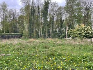 Zéér centraal gelegen perceel bouwgrond van 776m² voor de bouw van een HOB (half-open bebouwing). Het perceel kan klassiek bebouwd worden...