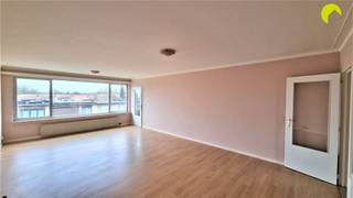 <p><span>In een aangename en rustige woonwijk vinden we dit ruim appartement gelegen op de 3de verdieping.</span></p><p><span>In de directe nabijheid vinden we parken, groene gebied rond fort Borsbeek, scholen,... </span></p><p><span>Er zijn 4 appartementen in het gebouw, zonder lift. Op wandelafstand bevindt zich tevens het tram traject op de as Mortsel-Antwerpen en Boechout.</span></p><p><span>Het appartement werd voorzien van nieuwe ramen.</span></p><p><span> </span></p><p><span>Indeling: </span></p><p><span> </span></p><p><span>We betreden het appartement via de inkomhal die toegang geeft tot alle ruimtes.</span></p><p><span>De living is vooraan gelegen. Naast de living bevindt zich de gesloten keuken met kasten en een handige berging.</span></p><p><span>In de berging is een aansluiting voorzien voor de wasmachine en droogkast.</span></p><p><span> </span></p><p><span>Achteraan zijn twee ruime slaapkamers waarvan één met toegang tot het terrasje, hier zijn tevens rolluiken voorzien.</span></p><p><span>De badkamer beschikt over een lavabo met kastje en een ligbad.  Er is een apart toilet aanwezig.</span></p><p><span> </span></p><p><span>De individuele centrale verwarming is op gas.</span></p><p><span>Ruim en zonnig appartement op de bovenste verdieping van een klein gebouw!  </span></p><p><span> </span></p><p><span>Nuttige informatie: </span></p><p><span> </span></p><ul><li><span>Maandelijkse kosten:  €30,- (water, minuterie);</span></li><li><span>Waarborg 3 maanden huur; </span></li><li><span>Plaatsbeschrijving:  €225,-;</span></li><li><span>Beschikbaar vanaf 1/9/2026;</span></li><li><span>EPC: 282 kWh/m²j</span></li></ul><p><span> </span></p><p><span>Boek nu zelf ONLINE uw afspraak in. Surf naar het betreffende eigendom op onze website www.habicom.be en klik op de roze knop 'PLAN EEN BEZOEK'. </span></p><p><span>Kies het moment dat u het beste uitkomt, vul de gevraagde contactgegevens in en klik nadien op verzenden om te bevestigen.</span></p><p><span>Benieuwd naar de waarde van jouw woning?  Check het gratis op <span>www.watismijnhuiswaard.be</span></span><span> </span></p><p><span> </span></p><p><span> </span></p>