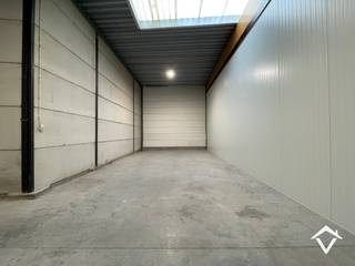 Deze loods is gelegen kort nabij Ingelmunster-Harelbeke-Kortrijk, de E17 zijn dus vlot bereikbaar. Industrie en andere zijn ook kortbij aanwezig<br />De hoogte van de loods is 6m, houten toegangspoort en algemene sectionale toegangspoort (hoogte 3.8m, breedte 2.6m) 2 parkeerplaatsen, gepolierde beton, led-verlichting en lichtkoepel. Geen water en geen drijfkracht aanwezig. <br />Totale bruikbare oppervlakte: 198 m². <br /><br />Momenteel is de loods verhuurd aan 630 euro/mnd tot eind 2026. <br /><br />Perfect voor één kleine zelfstandige. <br /><br />Contacteer ons voor meer informatie!