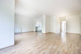 SINT-JAN-MOLENBEEK, wijk Machtens, in recent gebouw (2008), aangenaam appartement van ± 110 m² met terras van ± 17 m². Het is als volgt ingedeeld: inkomhal met vestiaire, woonkamer van ± 30 m², ingerichte Amerikaanse keuken, 2 slaapkamers (± 15 &amp; 11 m²) + bureau, badkamer, wasruimte en kelder (C-2/54). Binnenparking “P10” (+ 20.000 €) VERPLICHT. Vrij bij akte. Kosten: 175 €/maand (gemeenschappelijke kosten, syndicus, onderhoud, werken, verzekering). EPC: B-. Afmetingen ter indicatie.