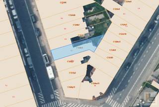 In het hartje van Ronse kan u deze ruime rijwoning terugvinden. Dit in de directe nabijheid van de Grote Markt, scholen, winkels, openbaar vervoer, etc. Indeling, gelijkvloers: inkomhal met toegang tot de droge stakelder, woonkamer, eetplaats, keuken en een toilet. Eerste verdiep: traphal en 3 slaapkamers. Tweede verdiep: traphal en 2 ruime slaapkamers. Tot slot vervolledigt de binnentuin en de zolder deze eigendom. Technisch: te renoveren, deels dubbele beglazing, verwarming via kachels op aardgas, hoge plafondhoogte = ruime volume, EPC-label: F en renovatieplicht. Mits de nodige modernisatie kan deze tweegevelwoning omgetoverd worden tot een degelijke en ruime stadswoning. Mogelijkheid tot samen aan te kopen met de naastliggende eigendom op nr. 48. Voor meer informatie en/of bezichtiging, contacteer IMMOBOSS: 0472 93 98 79 of tom@immoboss.be