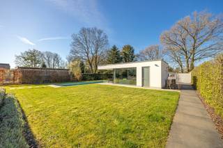 Indrukwekkende en prachtig afgewerkte luxe villa, gelegen op een rustig en zonnig perceel van 14 a 63ca in het hart van Koersel.Deze villa biedt een...