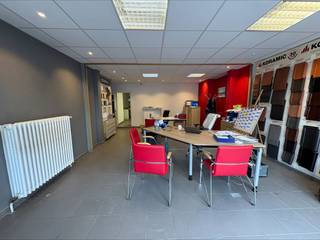 Dit handelspand bevindt zich op de Nieuwpoortsesteenweg, vlakbij het kruispunt met de Elisabethlaan.Een zeer vlot bereikbare locatie!Pand met...