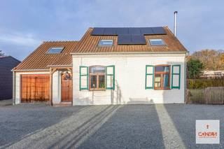 Bij het binnenkomen word je ontvangen in een ruime inkomhal, waarna je doorloopt naar de gezellige woonkamer met authentieke elementen...