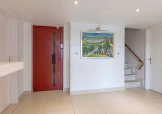 3 kamer appartement (110m2) met prachtig zicht in centrum Dilbeek.<br />Grote living met terras naar het zuiden, badkamer met ligbad. Apart toilet, gang met ingemaakte kast. <br />3 kamers vaarvan 1 met terras.<br />Kelder, garage.<br />Op wandelafstand van openbaar vervoer, winkels en school<br />Huur 1250 + 300 waarin afrekening chauffage jaarlijks.