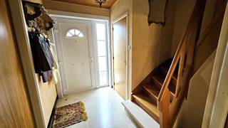 Rustig gelegen woning met tuin. <br /><br />Indeling:<br />Gelijkvloers Inkomhal, toilet, woonkamer, keuken, garage en tuin.<br />Eerste verdiep: Badkamer, 3 slaapkamers + zolder.<br /><br /><br />Troeven<br />- Rustig gelegen <br />- 3 slaapkamers<br />- Staanplaats + garage <br />