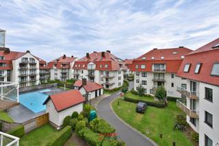 Vous recherchez un logement de vacances avec vue sur la piscine extérieure ? Alors vous êtes au bon endroit !<br /><br />Le nom « Green Garden » se passe sans doute d’explications : sur ce domaine, le calme règne au cœur d’une oasis de verdure ; les pelouses soigneusement entretenues, les haies, les arbres et la fontaine y contribuent bien sûr pleinement.<br />Cette propriété est située dans la phase 6 et bénéficie donc d’une situation centrale. En empruntant la Duinenweg, vous vous trouverez à 300 m de la plage de sable et de la digue. Actuellement, cette propriété est louée à l’année ; elle est très bien entretenue et offre une ambiance chaleureuse. Le hall d'entrée peut accueillir un vestiaire, des toilettes séparées, une salle de bains rénovée avec baignoire/douche et lavabo ; il y a deux chambres à coucher à part entière ; un salon d'angle très lumineux ; une grande terrasse ; une cuisine rénovée.<br /><br />Ce bien est proposé meublé et est donc prêt à emménager. Indice de performance énergétique (EPC): 383 (Label D).