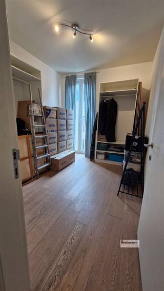 <p><span>Zeer gunstig gelegen appartement met twee slaapkamers in centrum van Antwerpen nabij Centraal Station. Alle modern comfort aanwezig. Mooi, aangenaam en verzorgd appartement met veel lichtinval. Lift aanwezig. </span></p>