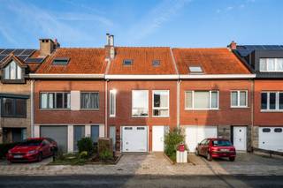 Stijlvol gerenoveerde bel-etage op een rustige topligging in Edegem In deze recent gerenoveerde woning komen esthetiek, comfort en locatie perfect...