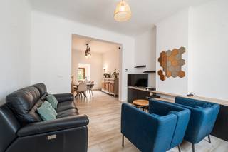 <p><u><strong>Te koop:</strong></u> charmante woning in het centrum van Wezembeek-Oppem, op korte afstand van scholen, openbaar vervoer en groene parken.<br /><br />Deze woning, gebouwd tussen 1919 en 1930, combineert authentieke charme met moderne comfortelementen. Dankzij het EPC-label B is er geen renovatieverplichting, het elektrisch attest is conform en de aanwezige zonnepanelen zorgen voor een lagere energiekost. De ligging nabij invalswegen maakt woon-werkverkeer eenvoudig, terwijl de ruime tuin van 170 m² een heerlijke plek biedt om te ontspannen.<br /><br /><u><strong>Belangrijkste ruimtes:</strong></u><br />• Woonkamer (14,4 m²) met gezellige sfeer en natuurlijke lichtinval<br />• Keuken (13,6 m²) met directe toegang tot de tuin<br />• Badkamer (7,4 m²) met functionele indeling<br />• Slaapkamer (14,5 m²) ruim en licht<br />• Slaapkamer (13,0 m²) comfortabel<br />• Slaapkamer (6,8 m²) ideaal als kinderkamer of bureau<br />• Hal (13,7 m²) en hal (6,4 m²) met praktische verbindingen<br />• Tuin (170 m²) perfect voor buitenactiviteiten<br /><br /><u><strong>Troeven:</strong></u><br />• EPC B: geen renovatieverplichting<br />• Conform elektrisch attest<br />• Zonnepanelen aanwezig<br /><br />Meer informatie of een bezoek met Nicolas Geeraerts? Contacteer ons via +3223351115<br />JOUW DROOMHUIS. ZO GEVONDEN!</p>