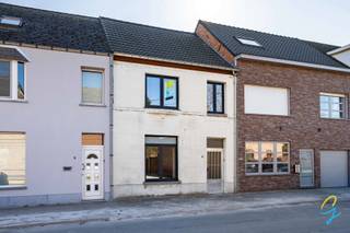 <p>Te koop in Dendermonde: Charmante gesloten bebouwing met tuin op toplocatie nabij station.<br /><br />Deze gesloten bebouwing in Dendermonde is ideaal voor wie op zoek is naar een goed gelegen woning met potentieel. De woning werd reeds deels gerenoveerd en beschikt over nieuwe ramen, een vernieuwde keuken en een nieuw dak.</p>
<p>Binnenin vindt u een gezellige leefruimte en twee volwaardige slaapkamers. Daarnaast is er een ruime zolder met de mogelijkheid om een derde slaapkamer of hobbyruimte te creëren.</p>
<p>Achteraan bevindt zich een ruime tuin waar u in alle rust kan genieten. De woning is bovendien gunstig gelegen, vlakbij het station, winkels en andere voorzieningen, wat ze extra interessant maakt voor pendelaars en gezinnen.</p>