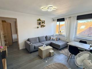 Op een uitstekende ligging in de Naamsestraat, nabij het centrum van Leuven met het Groot Begijnhof om de hoek, vinden we dit knus en goed onderhouden appartement.<br />Het appartement is instapklaar en vormt zowel een aangename thuis voor eigen bewoning als een interessante optie voor studerende kinderen of als investering.<br />Het beschikt over een lichtrijke eet- en leefruimte, een keuken met toegang tot terrasje, een inkomhal, 2 slaapkamers, een hoek met aansluiting voor een wasmachine, een apart toilet en een badkamer met douche en lavabomeubel. <br />Dankzij de centrale ligging bevinden winkels, horeca, openbaar vervoer, universiteiten en alle voorzieningen van de Leuvense binnenstad zich op wandelafstand.<br />Extra troeven zijn de conforme elektrische keuring, het ontbreken van een renovatieplicht en het feit dat het appartement asbestveilig is.<br />Een verzorgde en veelzijdige woonst op een topligging in Leuven, ideaal voor wie comfortabel in het centrum wil wonen, voor studerende kinderen of als investering.