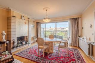 <p><span>2 slaapkamer appartement met ruim terras op een toplocatie nabij het Rivierenhof </span></p><p><span> </span></p><p><span>OMGEVING</span></p><p><span>Dit instapklare appartement is gelegen op de zesde verdieping van een goed onderhouden gebouw. De ligging vlak bij het Rivierenhof biedt het beste van twee werelden, een groene woonomgeving met alle dagelijkse voorzieningen binnen handbereik. Bovendien is parkeren in de buurt eenvoudig dankzij de parkeermogelijkheden in de omliggende straten.</span></p><p><span> </span></p><p><span>INDELING </span></p><p><span>Via de lift bereik je het appartement en treed je binnen in een ruime inkomhal met ingemaakte kasten en een afzonderlijk gastentoilet.</span></p><p><span> </span></p><p><span>De aangename leefruimte geniet van veel natuurlijk licht en biedt een mooi uitzicht op de omgeving. Aansluitend bevindt zich de keuken voorzien van alle comfort, die rechtstreeks toegang geeft tot het ruime terras, waar je kan genieten van de ochtendzon.</span></p><p><span>Verder beschikt het appartement over twee volwaardige slaapkamers en een badkamer, ingericht met een dubbel lavabomeubel en een ligbad met douche.</span></p><p><span> </span></p><p><span>Als extra bergruimte is er een privatieve kelderberging aanwezig.</span></p><p><span> </span></p><p><span>Gemeenschappelijke kosten: €160 per maand (incl, onderhoud van de gemeenschappelijke delen, water, verwarming, elektriciteit van de gemeenschappelijke delen)</span></p><p><span> </span></p><p><span>Extra pluspunt: bij het appartement hoort er een garagebox met elektrische poort en elektriciteit. Deze ruime en brede garage zorgt voor voldoende plaats voor een wagen en meerdere fietsen.</span></p><p><span> </span></p><p><span>BIJZONDERHEDEN</span></p><p><span>- Ruim en zonnig terras</span></p><p><span>- Privatieve kelderberging en garagebox</span></p><p><span>- Gunstige en groene omgeving</span></p><p><span> </span></p><p><span> </span></p>