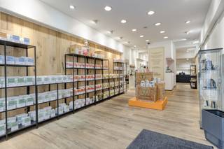 Het handelspand en de appartementen maken deel uit van hetzelfde gebouw. Het gebouw bevindt zich pal in het bruisende centrum van Kortrijk...