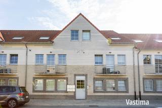 Bent u op zoek naar een instapklaar appartement waar comfort, een centrale ligging en energiezuinig wonen samenkomen? Dan is dit verzorgde duplexappartement in het hart van Opwijk precies wat u zoekt. Ideaal als eerste eigen woning of als interessante investering met een uitstekend verhuurpotentieel.<br /><br />EPC label B – 108 kWh / CV Aardgas (2024) / Bouwjaar 2004 / HR-Dubbel glas - Alu<br /><br />De lichtrijke leefruimte met open keuken vormt het gezellige hart van het appartement en biedt alle ruimte om comfortabel te wonen. Aansluitend bevindt zich een praktische berging met extra opbergruimte en aansluitingen voor wasmachine en droogkast.<br /><br />Op de duplexverdieping vindt u twee volwaardige slaapkamers, een verzorgde badkamer en een afzonderlijk toilet. Dankzij de doordachte indeling wordt elke vierkante meter optimaal benut en geniet u van een aangenaam wooncomfort.<br /><br />Ook op technisch vlak scoort dit appartement uitstekend. De recente cv-ketel zorgt voor een energiezuinige en efficiënte verwarming, waardoor u geniet van een comfortabel binnenklimaat én een lagere energiefactuur.<br /><br />De ligging is een absolute troef. U woont in het centrum van Opwijk, op wandelafstand van winkels, horeca, openbaar vervoer en andere dagelijkse voorzieningen. Alles wat u nodig heeft bevindt zich binnen handbereik.<br /><br />Of u nu starter, alleenstaande of investeerder bent, dit instapklare duplexappartement biedt de ideale combinatie van comfort, ligging en betaalbaarheid.<br /><br />Interesse? Contacteer Vastima vandaag nog en plan uw bezoek.