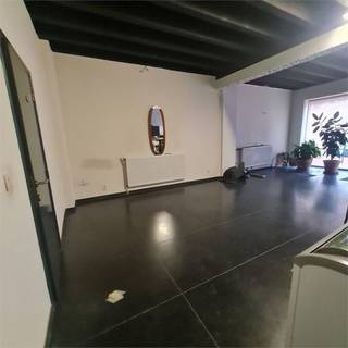 Huurprijs 1e jaar: €750Huurprijs vanaf 2e jaar: €1000Onmiddellijk beschikbaar!Met zijn 151m² biedt dit handelspand tal van mogelijkheden voor de...