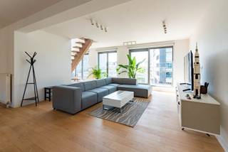 Dit top appartement is zeer centraal gelegen, in de Londenstraat aan het Eilandje.Hier kan je alle leuke terrasjes en restaurants aan het water op...
