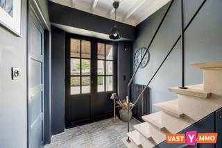 <p><span>Charmante woning met aparte studio, zonnige tuin en een uitstekende ligging in Gooreind.</span></p><p><span>Deze verzorgde en karaktervolle woning is gelegen in een rustige straat in het dorp. Dankzij de centrale ligging bevinden winkels, scholen en openbaar vervoer zich op wandel- of fietsafstand.</span></p><p><span> </span></p><p><span>Gelijkvloers</span></p><p><span>Via de stijlvolle inkomhal met prachtige waaltjesvloer en gastentoilet betreedt u de woning. De lichtrijke leefruimte straalt warmte en gezelligheid uit dankzij de grote raampartijen, de authentieke houtkachel en het schuifraam dat uitgeeft op de veranda. Aansluitend de keuken, die voorzien is van een 5-pits gasfornuis met elektrische oven, dampkap en dubbele spoelbak. De ruime veranda (ca. 19 m²) vormt een heerlijke extra leefruimte waar u geniet van het uitzicht op de tuin. Verder vindt u op het gelijkvloers nog een technische ruimte met de installatie van de centrale verwarming en de aansluitingen voor wasmachine en droogkast.</span></p><p><span> </span></p><p><span>Eerste verdieping</span></p><p><span>Op de eerste verdieping bevinden zich drie volwaardige slaapkamers (10 m², 11 m² en 13 m²) en een mooie vernieuwde badkamer (2023). Deze is volledig betegeld en uitgerust met een ruime inloopdouche, een lavabo in meubel, een handdoekdroger en een toilet.</span></p><p><span> </span></p><p><span>Zolder</span></p><p><span>Via een zolderluik in de kleinste slaapkamer bereikt u de praktische bergzolder, ideaal als extra opbergruimte.</span></p><p><span> </span></p><p><span>Aparte studio</span></p><p><span>Een absolute meerwaarde is de volledig aparte studio, bereikbaar via de oprit. Deze beschikt over een leefruimte met open keuken, een slaapkamer, een apart toilet en een douchekamer. Ideaal als zorgwoning (onder voorbehoud van de geldende regelgeving), voor inwonende familie, een zelfstandige activiteit of als hobbyruimte.</span></p><p><span> </span></p><p><span>Tuin</span></p><p><span>De mooie tuin biedt veel privacy en nodigt uit om in alle rust te genieten. Het ruime terras (33 m²) vormt de perfecte plek om te ontspannen of gasten te ontvangen.</span></p><p><span> </span></p><p><span>Extra</span></p><p><span>Rustige, centrale ligging - aparte studio met tal van mogelijkheden - nieuwe badkamer (2023) - nieuwe ramen aan de voorgevel (2023) - vernieuwd dak (2016) - rolluiken aanwezig.</span></p><p><span> </span></p><p><span>Met de nodige energetische verbeteringen maakt u deze woning helemaal klaar voor de toekomst. Intussen geniet u van een karaktervolle woning met een warme uitstraling, hedendaags comfort en een prachtige tuin.</span></p><p><span> </span></p><p><span>Dit pand is onderworpen aan de renovatieverplichting van de Vlaamse overheid voor residentiële gebouwen (behoudens bij sloop binnen 6 jaar na de aankoop). Consulteer voor meer informatie de website van het Vlaams Energie- en Klimaatagentschap via https://www.vlaanderen.be/een-huis-of-appartement-kopen/renovatieverplichting-voor-residentiele-gebouwen</span></p><p><span> </span></p>