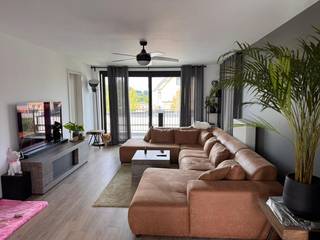 Indeling: een gezamelijke inkomhal bereikt men via de lift of trap het appartement op de 1e verdieping.<br />Inkom met ruime vestiarehoek. 2 ruime slpk ( 15 en 14m2)<br />eetplaats met open keuken. De keuken, met eiland, is voorzien van alle hedendaagse inbouwapparatuur zoals o.a. vitrokeramisch kookplaat, dampkap, combi-oven, koelkast en vaatwasser. Ruime berging , <br />De eetplaats geniet een aangename lichtinval met veel ramen en de zitruimte ook dankzij het schuifraam dat uitgeeft op het ruim zuid west terras (16m²).<br />Toilet met handenwasser, <br />Zeer ruime badkamer met o.a. een dubbel lavabomeubel, royale inloopdouche en handdoekradiator. Plaats voor wasmachine en droogkast<br />Het gehele appartement is met hoogwaardige materialen afgewerkt en voorzien van een praktische parket tegelvloer. Openlucht parkeerplaats voorzien achteraan het gebouw alsook fietsenberging en vuilnisberging<br />Vlakbij bakker, apotheek, winkel openbaar vervoer enz..<br />Huurprijs : 995 €/maand. De vaste gemeenschappelijke kosten bedragen €100/maand.<br />Beschikbaar vanaf 15 november 2026