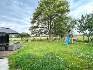 Villa met 3 slaapkamers, garage, parkeerplaatsen en prachtige tuin. Deze ruime woning omvat: Gelijkvloers: inkomhal, ruime leefruimte, open...