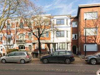 <p><strong>Investeren in comfort en karakter.</strong> Dit prachtig gerenoveerde appartement combineert een moderne afwerking met een karaktervolle uitstraling. Gelegen op een centrale locatie in Mortsel, profiteer je van een vlotte verbinding naar winkels, openbaar vervoer en het centrum.</p><p><br /></p><p>Het appartement bestaat uit een lichte en open leefruimte, een uitgeruste keuken – één volwaardige slaapkamer – een tweede kamer die kan dienen als extra slaapkamer, bureau of dressing en een moderne badkamer.</p><p>Het pand is momenteel verhuurd sinds <span>15/08/2025 aan 785 euro per maand.</span></p><p><br /></p><p><strong>Troeven</strong>: zeer lage maandelijkse lasten van 30 euro per maand - charmante voorgevel - hoogrendementsbeglazing - inclusief kelderberging - ideaal als investering of startersappartement</p>
