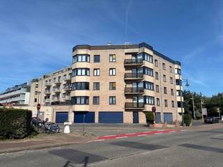 Ruim appartement bestaande uit : inkomhall met berging, apart toilet, zongerichte living met terras met fantastisch zicht over de villawijk,...