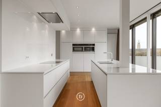 Dit uitzonderlijk ruime appartement van ca. 220 m² biedt een zeldzame combinatie van volume, licht en rust, midden in de stad. De architectuur is...